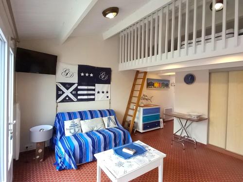 un salon avec un canapé et une mezzanine dans l'établissement Maisonnette studio mezzanine avec piscine chauffée, proche plage et commerces - St Jean de Monts - FR-1-323-269, à Saint-Jean-de-Monts