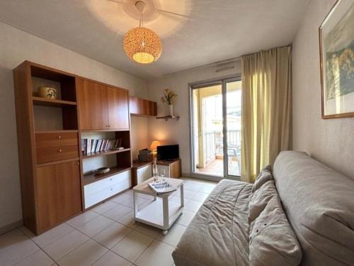 Photo de la galerie de l'établissement Appartement lumineux à Sainte-Maxime, balcon sud, parking, 5 couchages - FR-1-226-507, à Sainte-Maxime