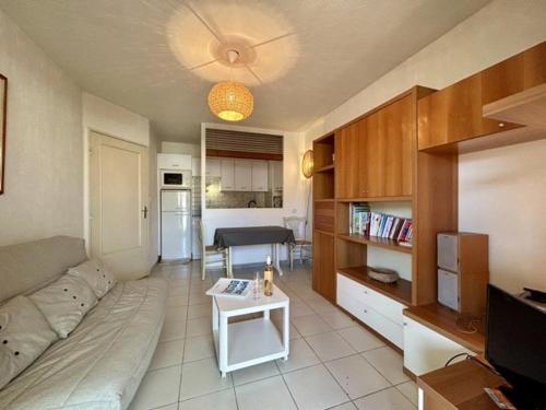Photo de la galerie de l'établissement Appartement lumineux à Sainte-Maxime, balcon sud, parking, 5 couchages - FR-1-226-507, à Sainte-Maxime