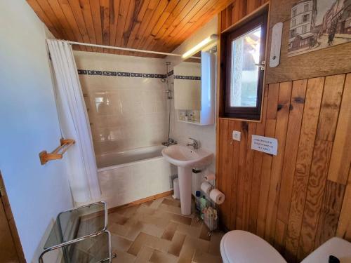 une salle de bain avec un lavabo, des toilettes et une douche dans l'établissement Spacieux T2 avec Jardin à Proximité du Télésiège – Idéal pour 4 Personnes - FR-1-393-166, à Saint-Michel-de-Chaillol