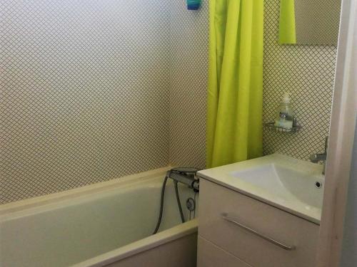 a bathroom with a green shower curtain and a sink at Appart Duplex 8 pers avec Terrasse à Pra-Loup - FR-1-165A-170 in Uvernet-Fours