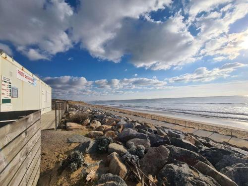 une plage avec quelques rochers et l'océan dans l'établissement Bel Appartement Studio 3 Couchages avec Parking et Ascenseur à Saint-Hilaire-de-Riez - FR-1-224C-217, à Saint-Hilaire-de-Riez