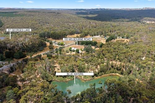 an aerial view of the house and the lake at Tell Tales Bed & Breakfast in Creswick