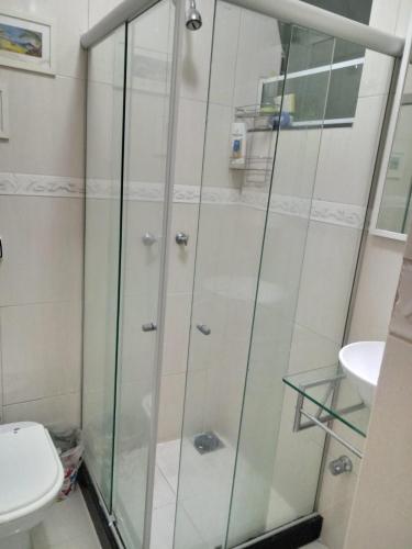 uma cabina de duche em vidro numa casa de banho com WC em Real Apartments 399 - 3 quartos e 2 banheiros na quadra da Praia de Copacabana no Rio de Janeiro