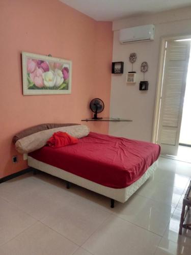 1 dormitorio con 1 cama con manta roja en Real Apartments 399 - 3 quartos e 2 banheiros na quadra da Praia de Copacabana, en Río de Janeiro