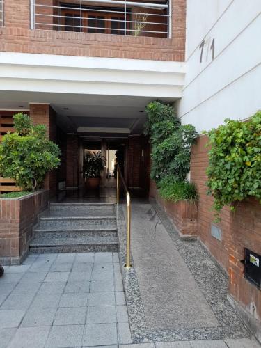 un pasillo de un edificio con escaleras y plantas en Departamento temporario Maipú 700, Barrio Norte en San Miguel de Tucumán