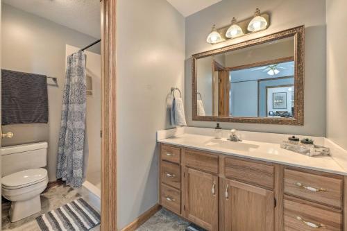 マウンテン・ホームにあるLake-View Retreat with Fire Pit in Mountain Home!の洗面台、トイレ、鏡のあるバスルーム
