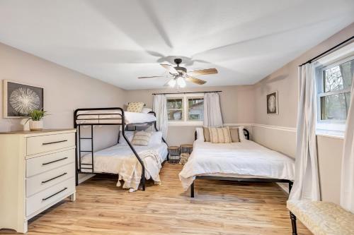 綠灣的住宿－Hazelwood Haven Duplex，一间卧室配有两张床和吊扇