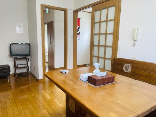 uma sala de estar com uma mesa com um vaso sobre ela em HOSTEL UKS - Vacation STAY 13007 em Nagoia