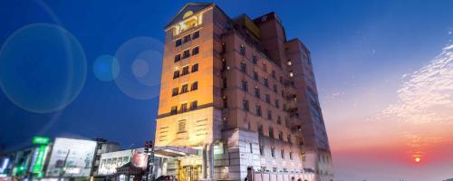 ein hohes Gebäude mit einer Uhr darüber in der Unterkunft Grand View Hotel in Yuanlin