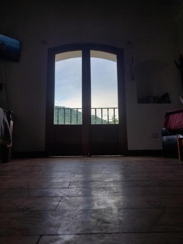 Habitación vacía con ventana grande y puerta en Nuna en Salta