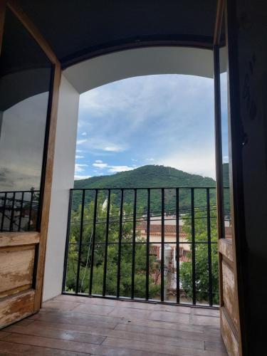 una puerta abierta a un balcón con vistas a la montaña en Nuna en Salta