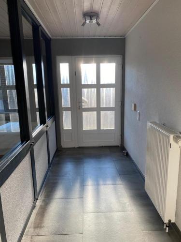 an empty hallway with a door and a window at MZ Zimmervermietung 