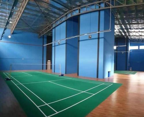 una pista de tenis en una sala con paredes azules en Cheras Lovely Studio House with Netflix and free car park, en Cheras
