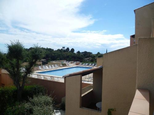 - une vue sur la piscine depuis un bâtiment dans l'établissement Appartement avec Piscine et Terrasse à 300m de la Plage - FR-1-226B-47, à La Croix-Valmer