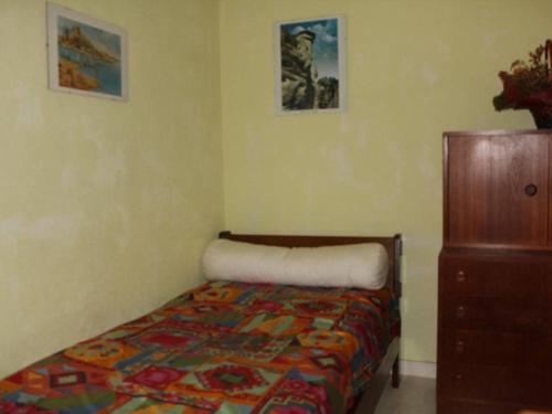 - une petite chambre avec un lit et une commode dans l'établissement Pavillon 3 pièces avec mezzanine, piscine, proche plage du Grazel - 5 couchages, parking, véranda - FR-1-229-72, à Gruissan