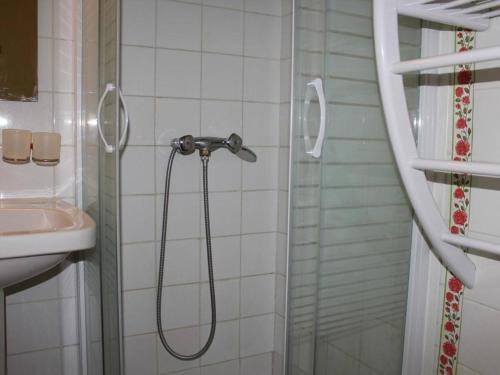 une douche dans une salle de bain avec un lavabo dans l'établissement Pavillon 3 pièces avec mezzanine, piscine, proche plage du Grazel - 5 couchages, parking, véranda - FR-1-229-72, à Gruissan