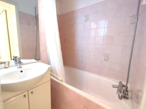une salle de bain avec une baignoire, un lavabo et une douche dans l'établissement Superbe appartement avec vue mer et parking à Trégastel - FR-1-368-29, à Trégastel