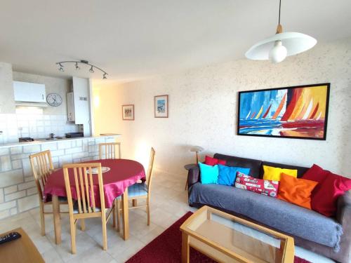 un salon avec un canapé et une table dans l'établissement Superbe appartement avec vue mer et parking à Trégastel - FR-1-368-29, à Trégastel
