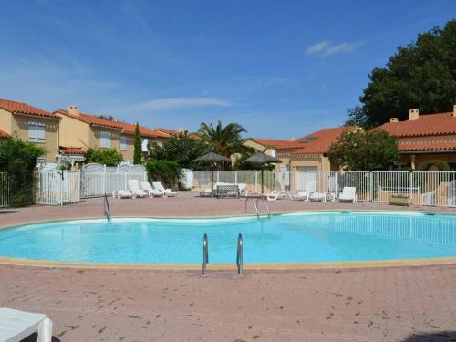 une grande piscine bleue dans une cour dans l'établissement Maison de Vacances 5 Couchages, 900m de la Plage, Piscine et Parking Privé - Argelès-sur-Mer - FR-1-225-541, à Argelès-sur-Mer