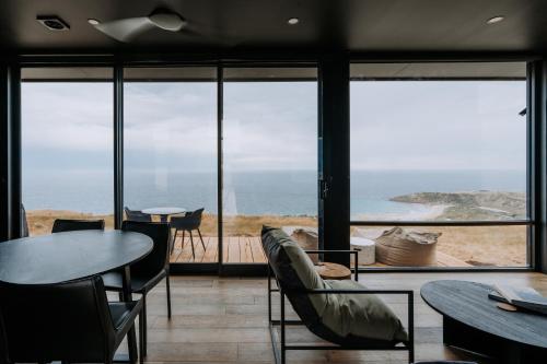 um quarto com vista para o oceano em Wander on Kangaroo Island em Stokes Bay