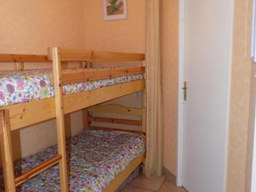ein paar Etagenbetten in einem kleinen Zimmer in der Unterkunft Appartement Marseillan-Plage, 2 pièces, 4 personnes - FR-1-326-599 in Marseillan