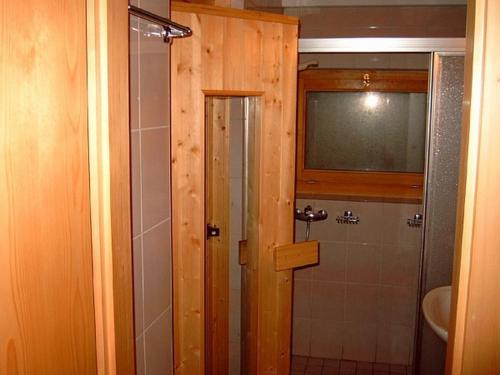 ein Bad mit einer Dusche und einer Glastür in der Unterkunft Chalet Solina in Icogne
