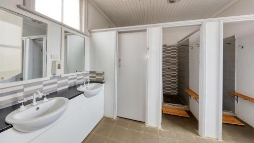 ein Badezimmer mit zwei Waschbecken und zwei Spiegeln in der Unterkunft Commercial Hotel Lockhart in Lockhart