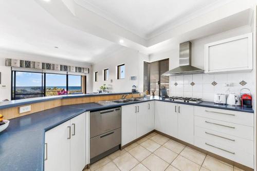 Dapur atau dapur kecil di Busselton Beachfront Family Holiday Home