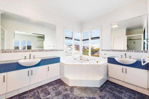 Gambar di galeri bagi Busselton Beachfront Family Holiday Home di Busselton