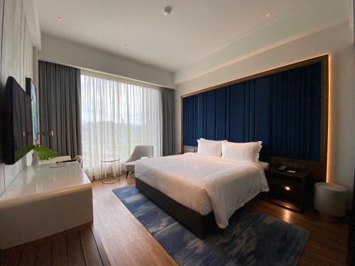 een hotelkamer met een bed en een bad en een slaapkamer bij M Resort & Hotel Kuala Lumpur in Kuala Lumpur