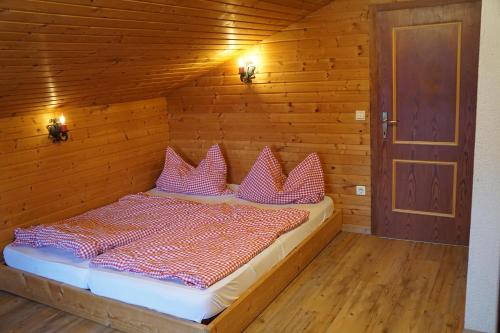 Postel nebo postele na pokoji v ubytování Gerlitzen-Hütte