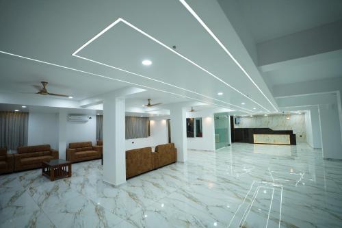 um grande lobby com sofás e um palco em Hotel Mangalore Stay INN em Mangalore