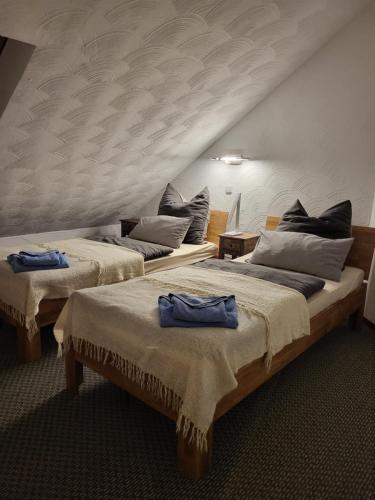 two beds sitting in a room with a attic at Ruhige Unterkunft - Dachterasse und Panoramablick in Warstein