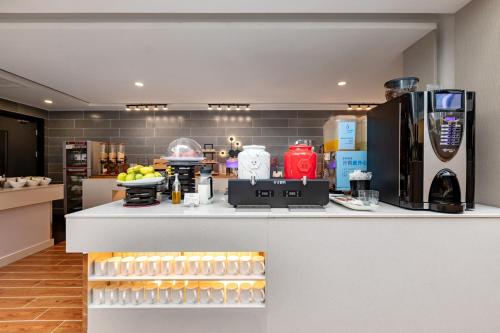 a kitchen with a counter with aasteryasteryasteryasteryasteryasteryasteryasteryastery at Holiday Inn Express Shenyang North Station by IHG in Shenyang