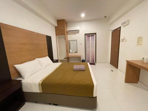 a bedroom with a large bed in a room at DZ Hotel Salor in Kota Bharu