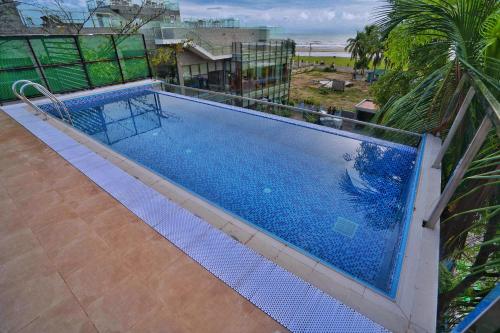 una vista aérea de una piscina en la parte superior de un edificio en DERA Resort & Spa en Cox's Bazar