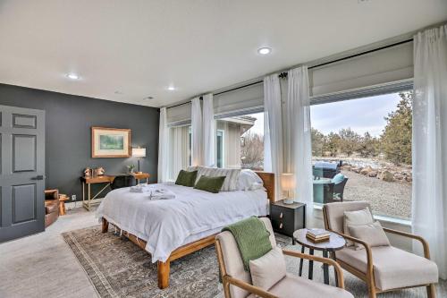 1 dormitorio con cama y ventana grande en Beautiful Ranch Home with Cascade Mountain View, en Powell Butte