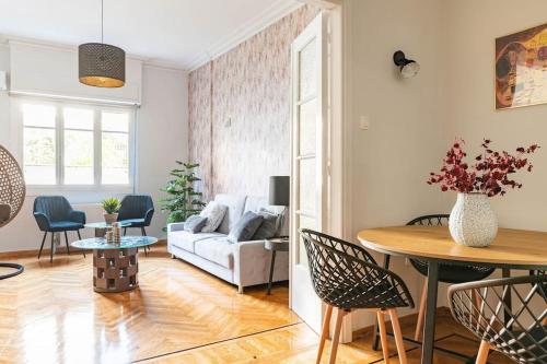 New Huge 5BDR/2bath Apt(+netflix)/1min toAcropolis
