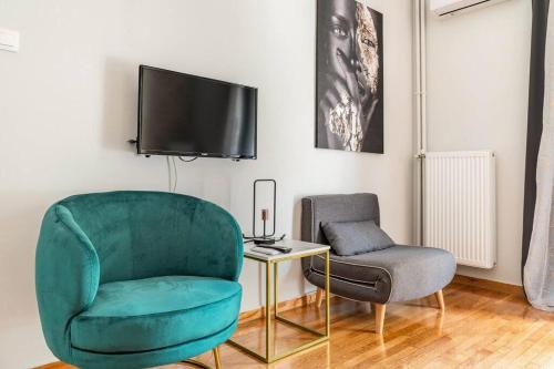 New Huge 5BDR/2bath Apt(+netflix)/1min toAcropolis