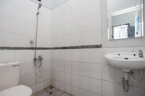 Ένα μπάνιο στο RedDoorz near Margonda Raya