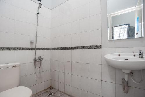 Ванна кімната в RedDoorz near Margonda Raya