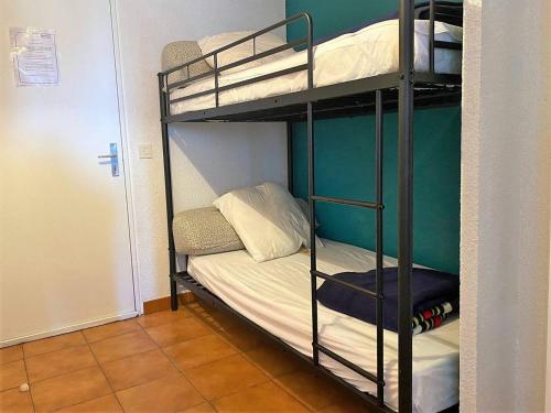 quelques lits superposés dans une chambre dans l'établissement Studio au Lavandou, Proche Plage, Terrasse, Parking Privatif, 4 Couchages - FR-1-251-236, au Lavandou