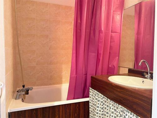 La salle de bains est pourvue d'un rideau de douche rose et d'un lavabo. dans l'établissement Studio au Lavandou, Proche Plage, Terrasse, Parking Privatif, 4 Couchages - FR-1-251-236, au Lavandou
