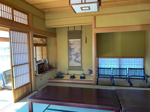 una habitación con una mesa en el medio de una habitación en 田舎庵 en Hanyu