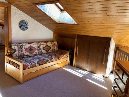 une chambre avec un lit dans une cabane en bois dans l'établissement Confortable T4, 8 pers, 3 chambres, Le Grand-Bornand - FR-1-458-151, au Grand-Bornand