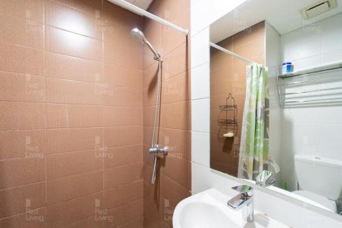 een badkamer met een douche, een toilet en een wastafel bij RedLiving Apartemen Puri Orchard - Prop2GO Home Tower Magnolia in Jakarta