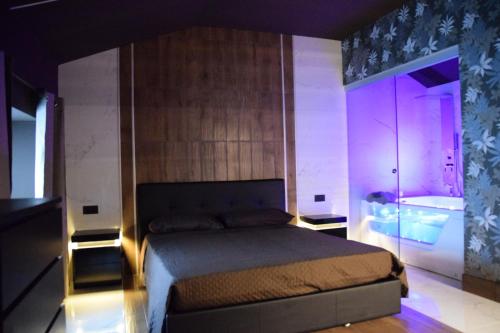 um quarto com uma cama e uma casa de banho com uma banheira em Rebecca House suites em Catânia