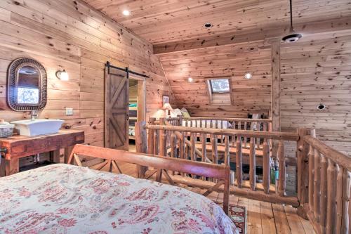 ein Schlafzimmer mit einem Bett und einem Waschbecken in einer Hütte in der Unterkunft Thunder Lake Escape and Boat Dock! in Remer