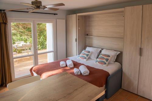 une chambre avec un lit avec deux paires de chaussures dessus dans l'établissement Le Petit Bois - A 300m de la plage Pereire, à Arcachon